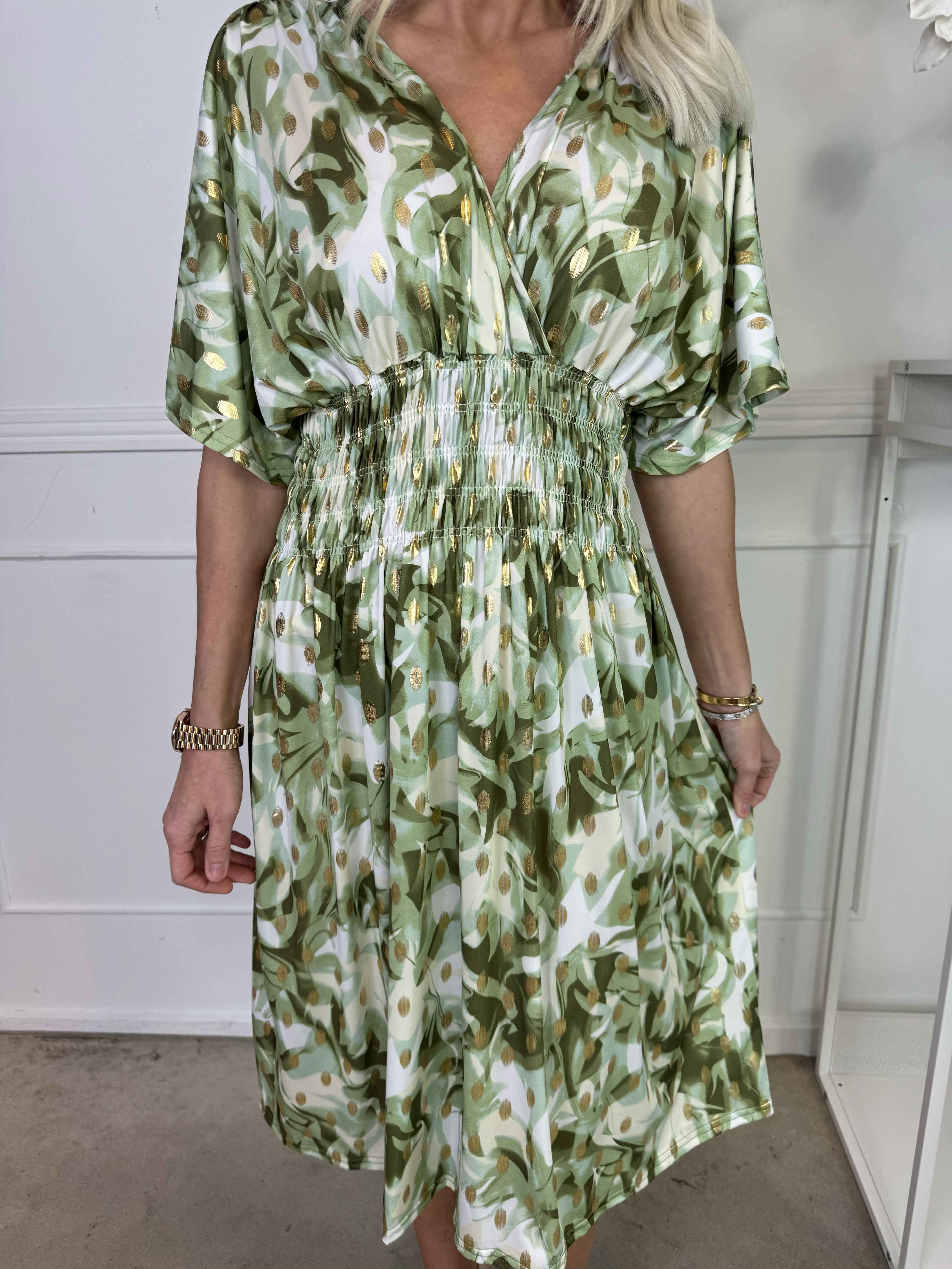 Pams Vacay Short - Mønstret elastisk kjole med smock i taljen